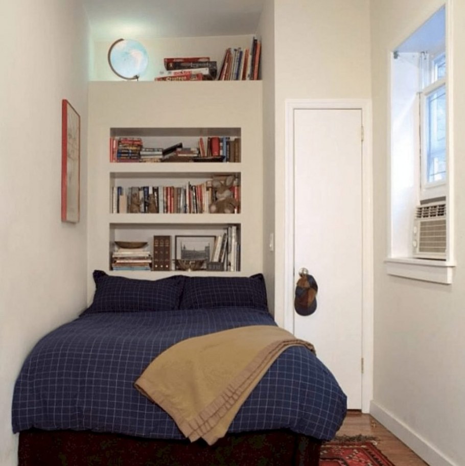 Кровать в узкой нише