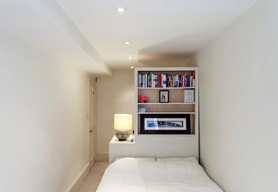 Кровать в углу комнаты