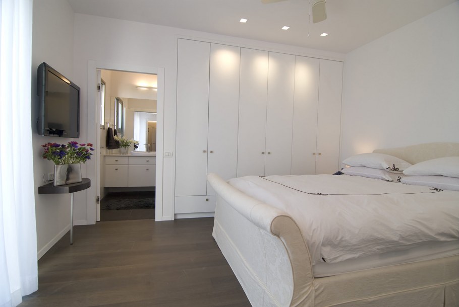 Шкаф в маленькой спальне