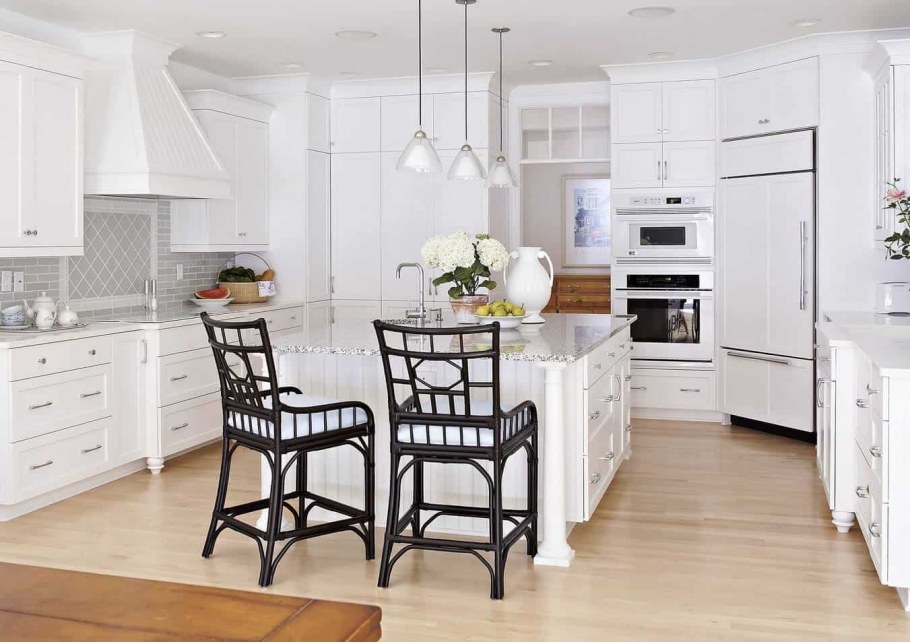 Белый гарнитур с черной техникой