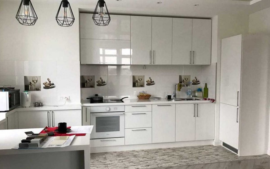 Бежевая бытовая техника в интерьере кухни