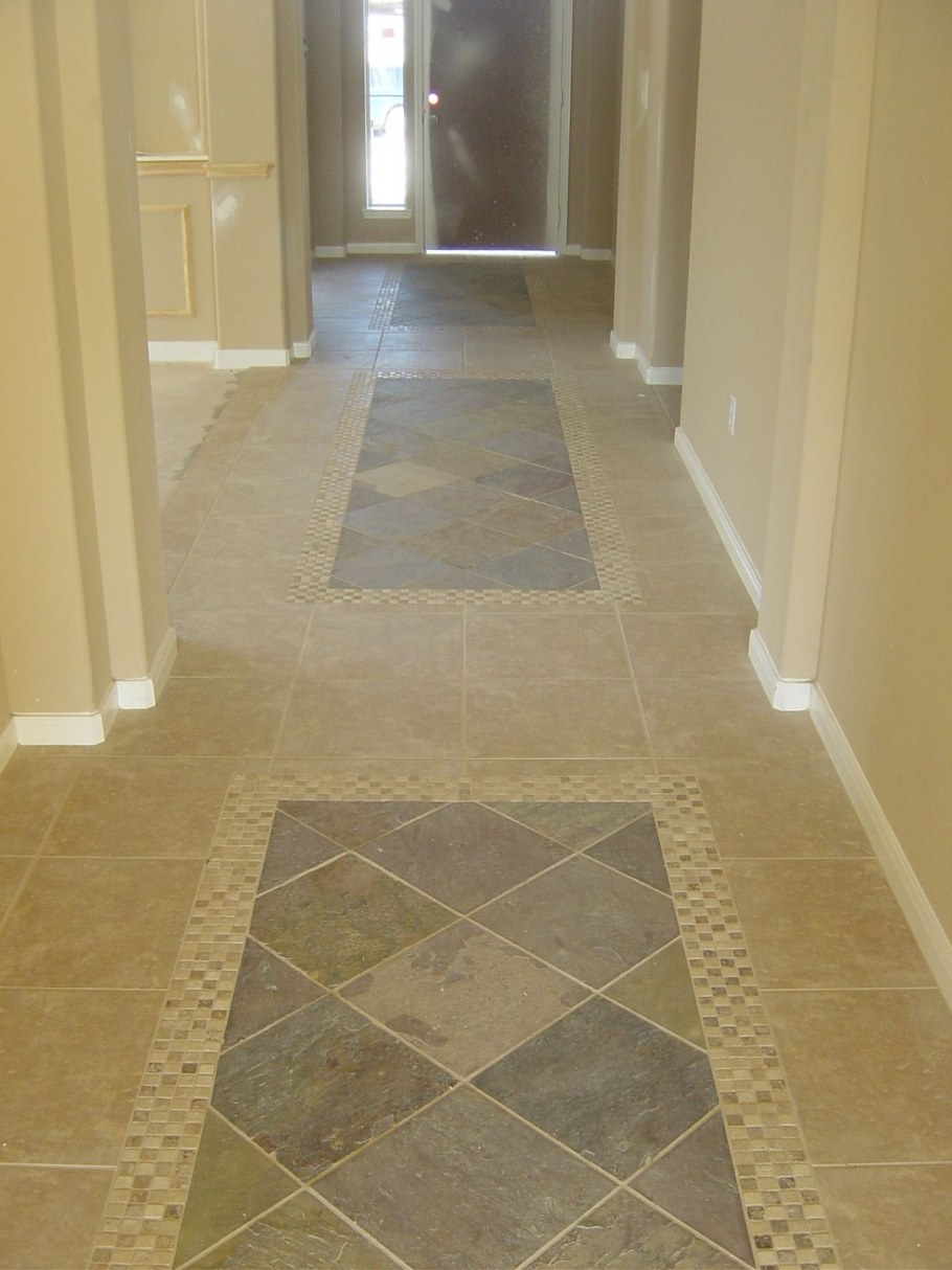 Кафельная плитка в коридоре на полу