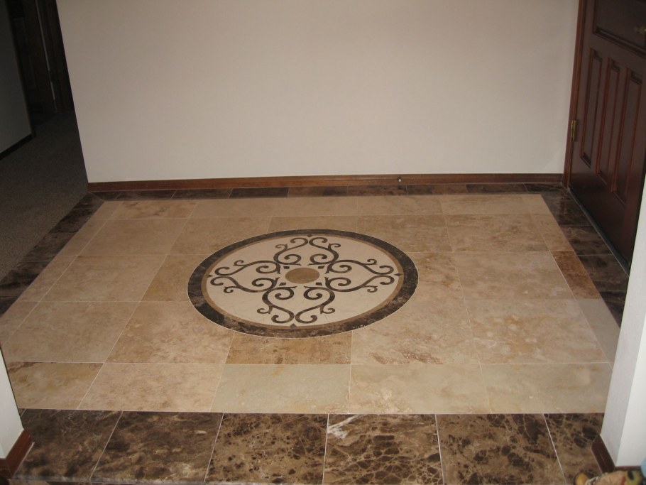 Плитка в прихожей выложена ковром