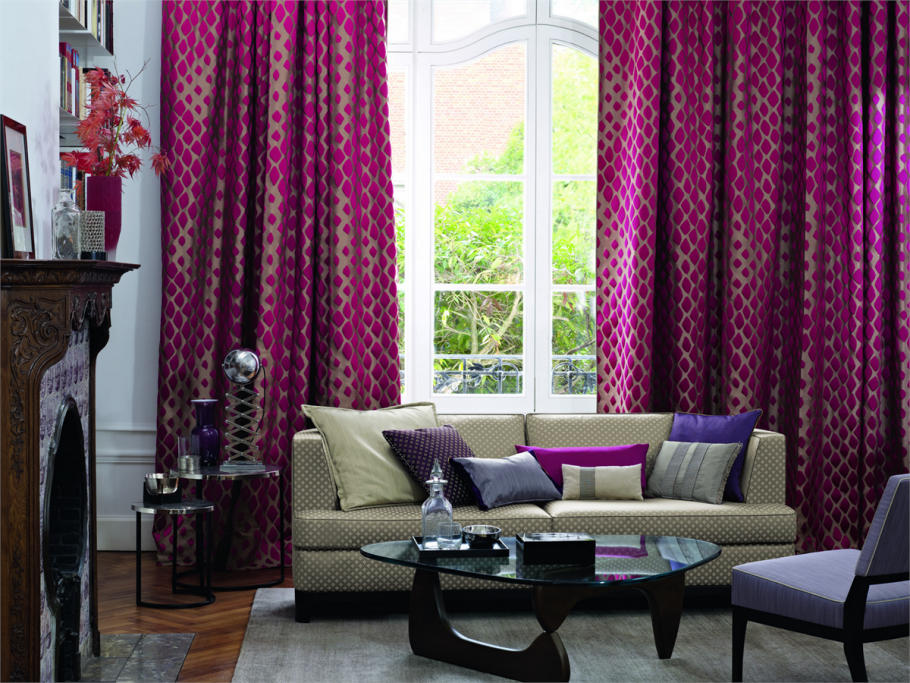 Яркие шторы в интерьере