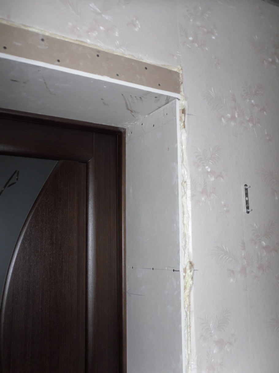 Плинтус у балконной двери