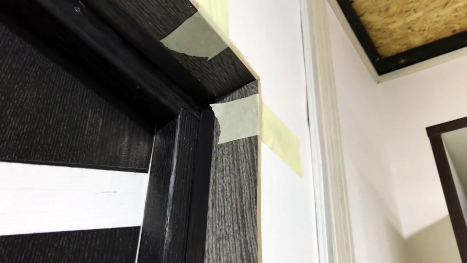 Плинтус у входной двери