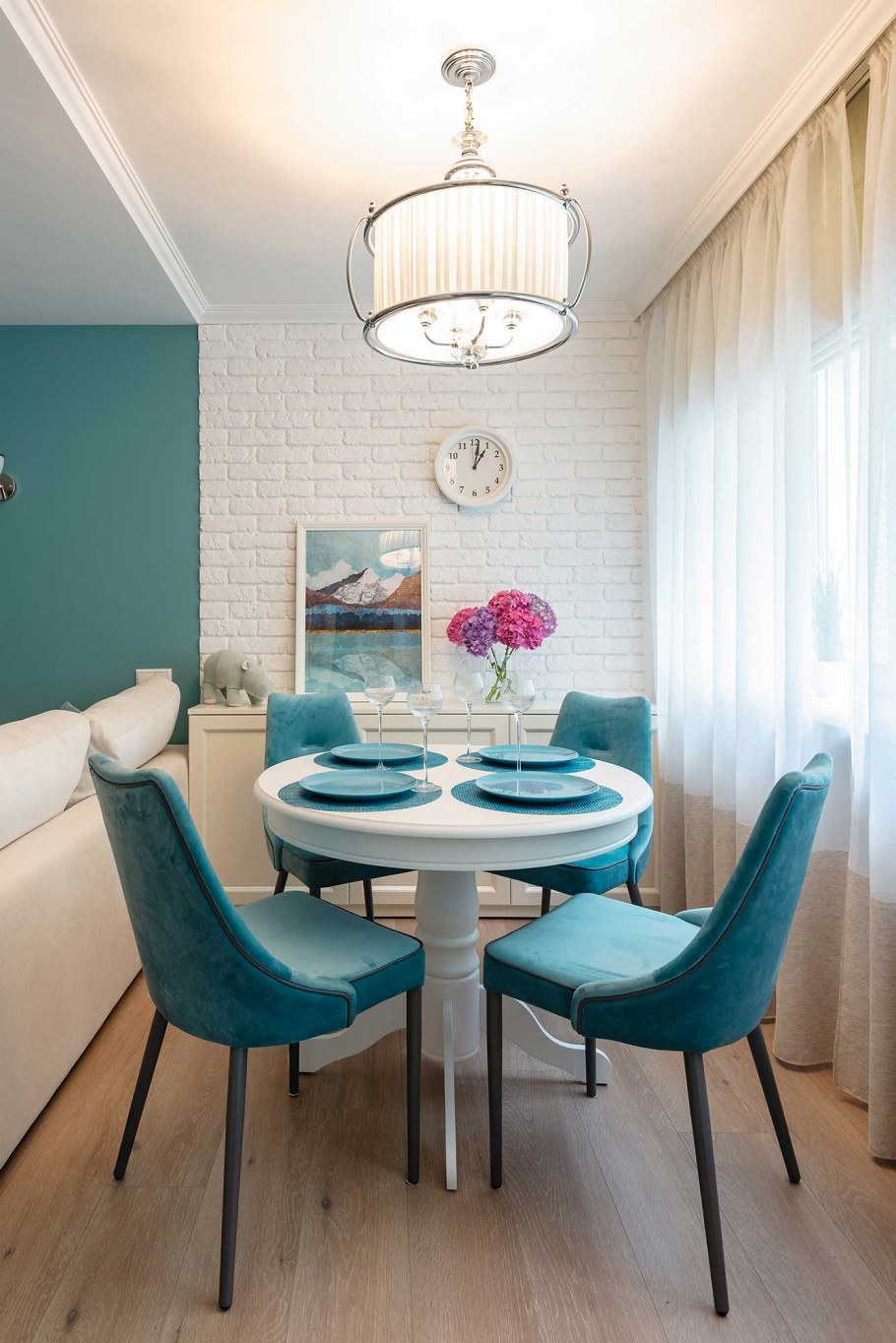 Белая кухня с бирюзовыми обоями