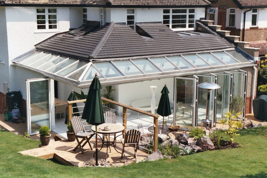 Вальмовая крыша над террасой