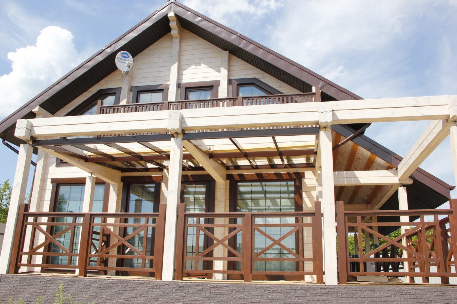 Крыша над деревянной террасой