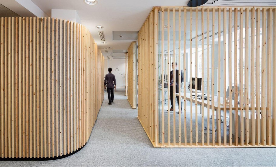 Деревянные перегородки в офисе