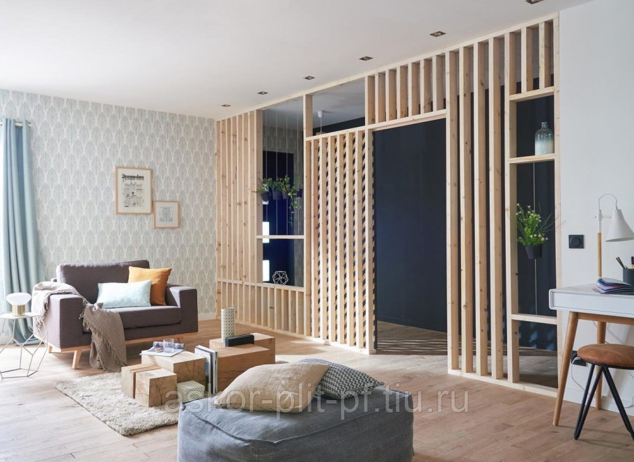 Деревянная перегородка в комнате