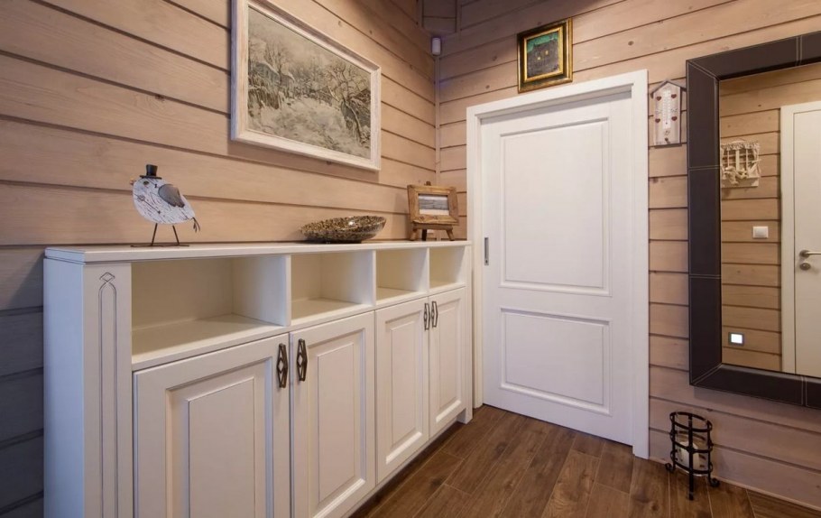 Прихожие в деревянном доме из вагонки