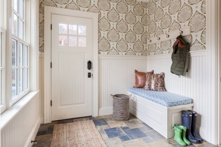 Белая вагонка в коридоре