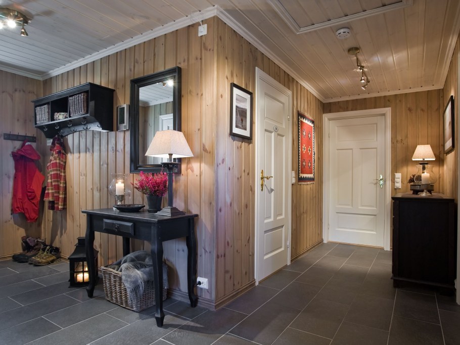 Прихожая вагонка в частном доме