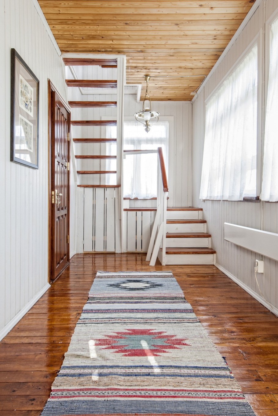 Прихожая в доме из клееного бруса