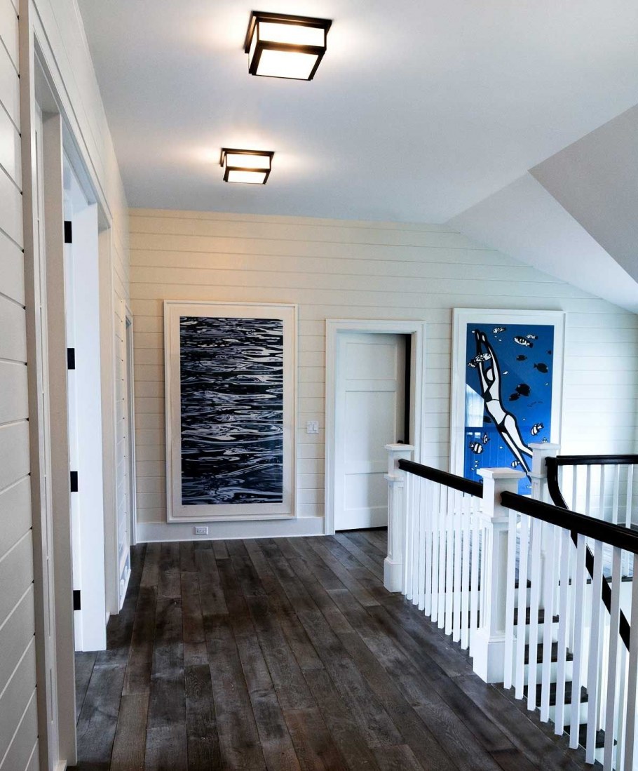 Голубые стены в коридоре