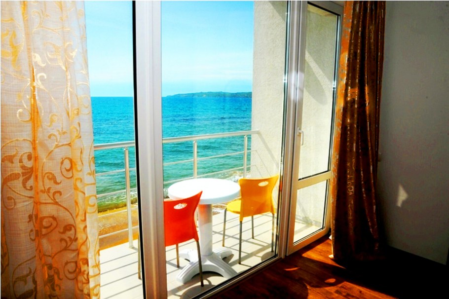 Эллинг Маверик Феодосия