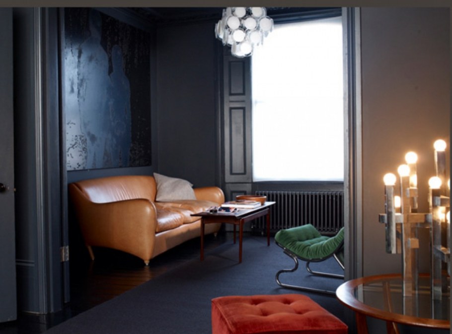 Комната с темными стенами