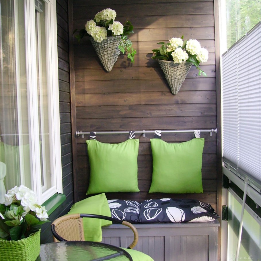 Уютный маленький балкон