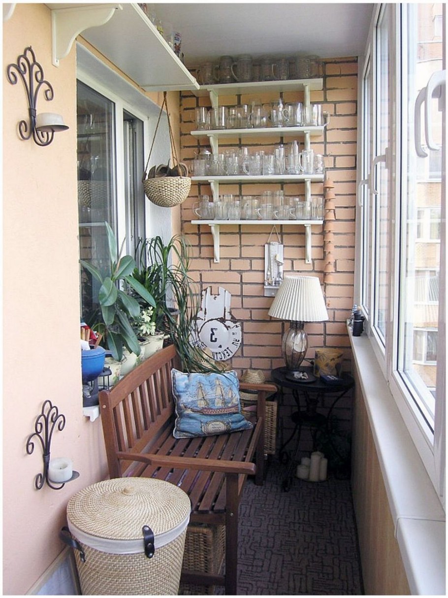 Уютный маленький балкон