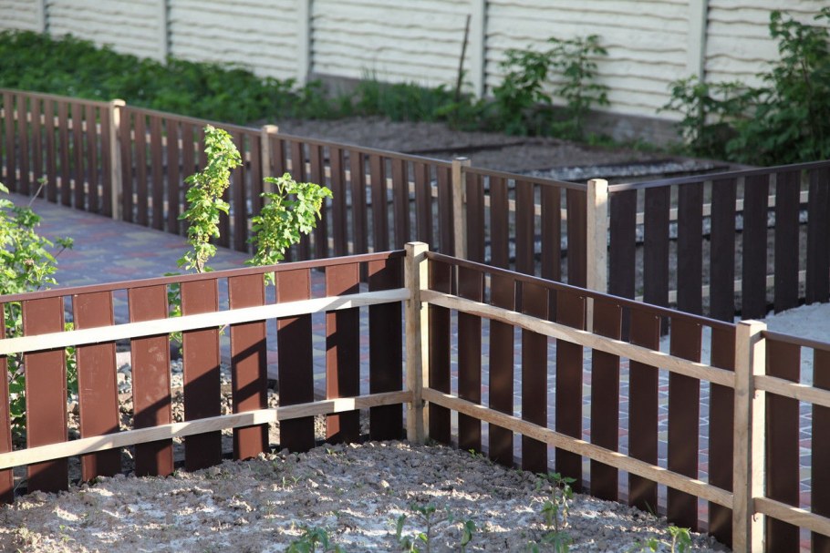 Дешевый забор в огороде