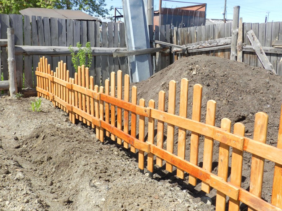 Деревянный забор для огорода
