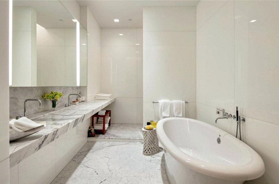 Маленькая светлая ванная комната