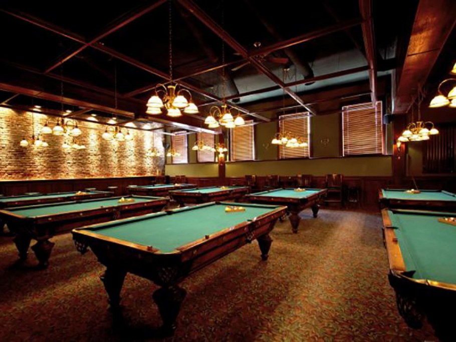 Потолки в бильярдной комнате