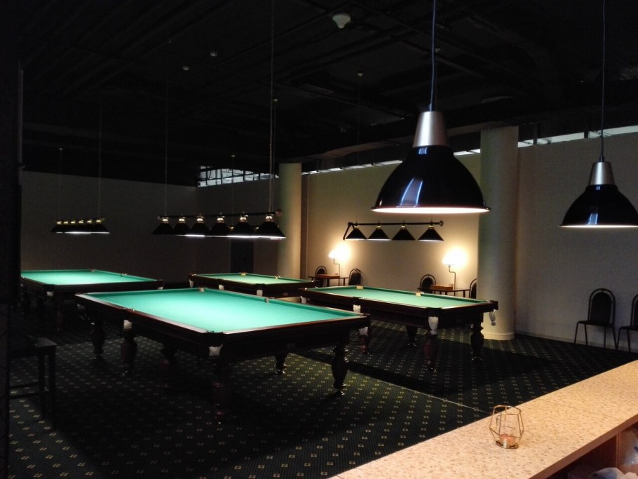 Бильярдная комната с баром