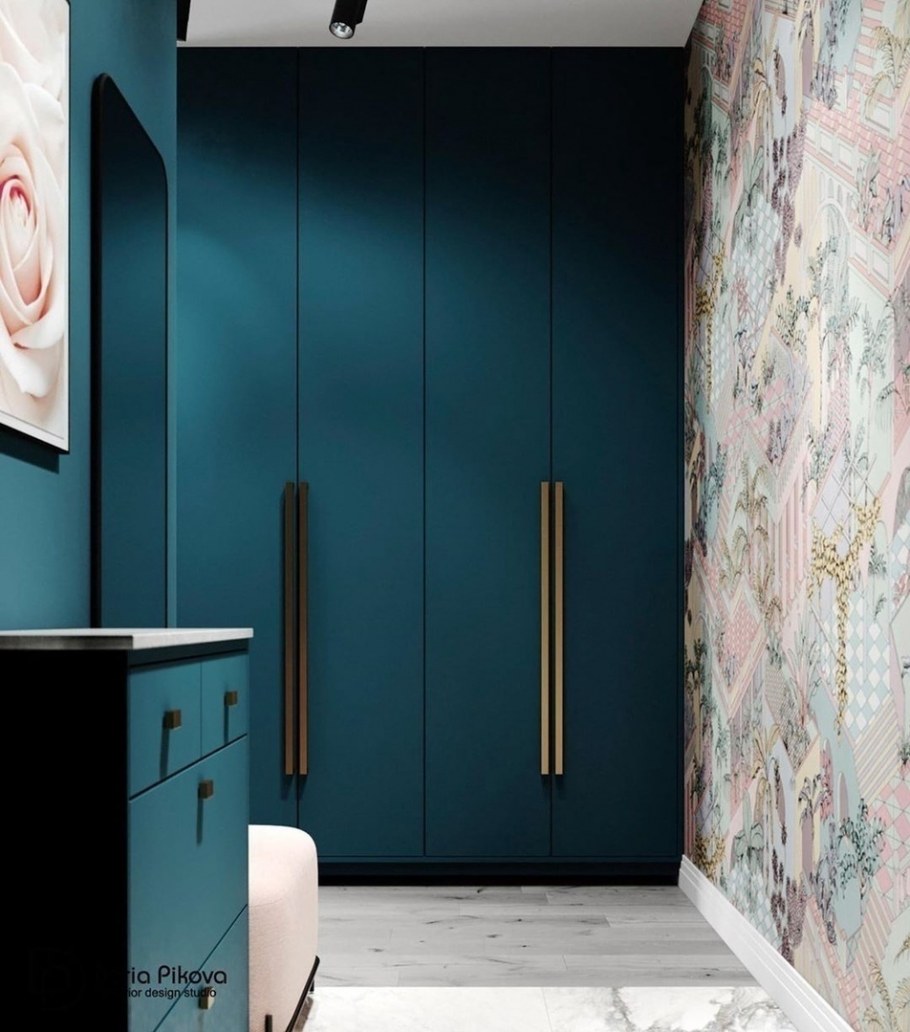 Бирюзовые стены в коридоре