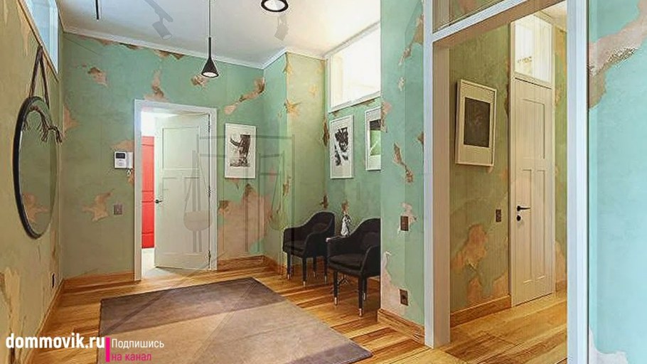 Бирюзовые стены в коридоре