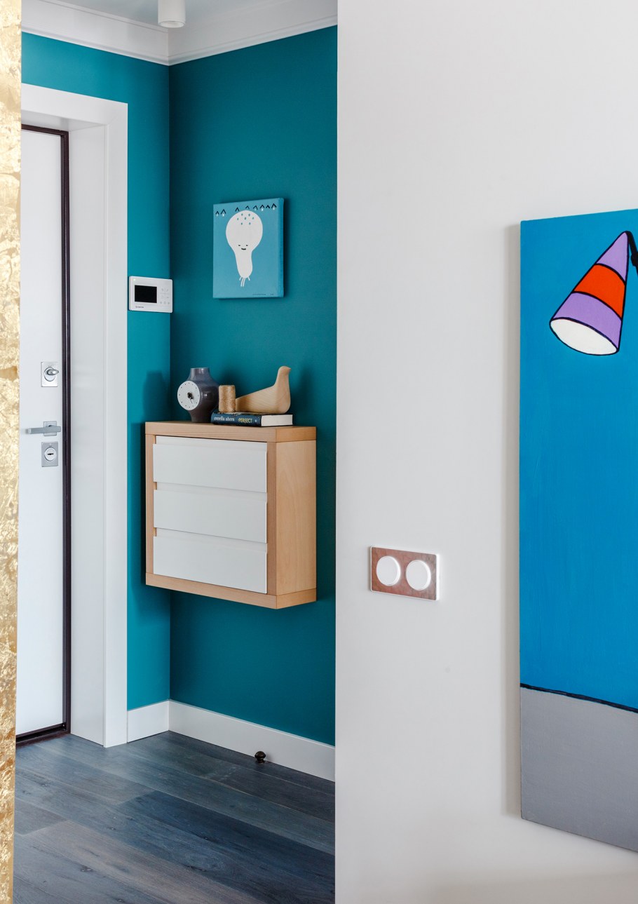 Маленькая прихожая синие стены
