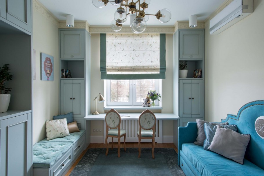 Голубые римские шторы в детской