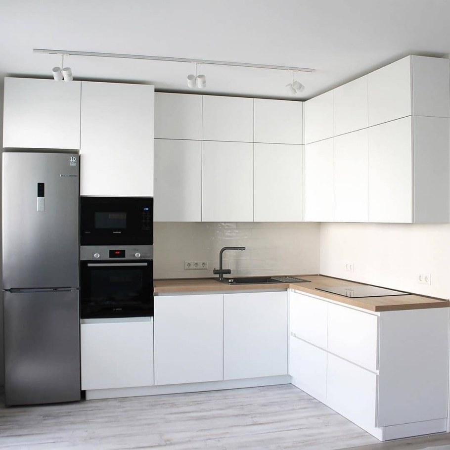 Кухня с высокими верхними шкафами