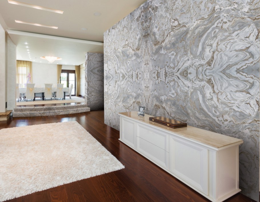 Мраморная стена в гостиной