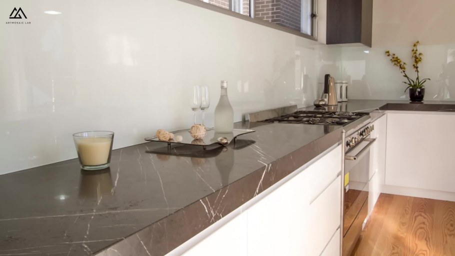 Кухня под дерево с мраморной столешницей и фартуком