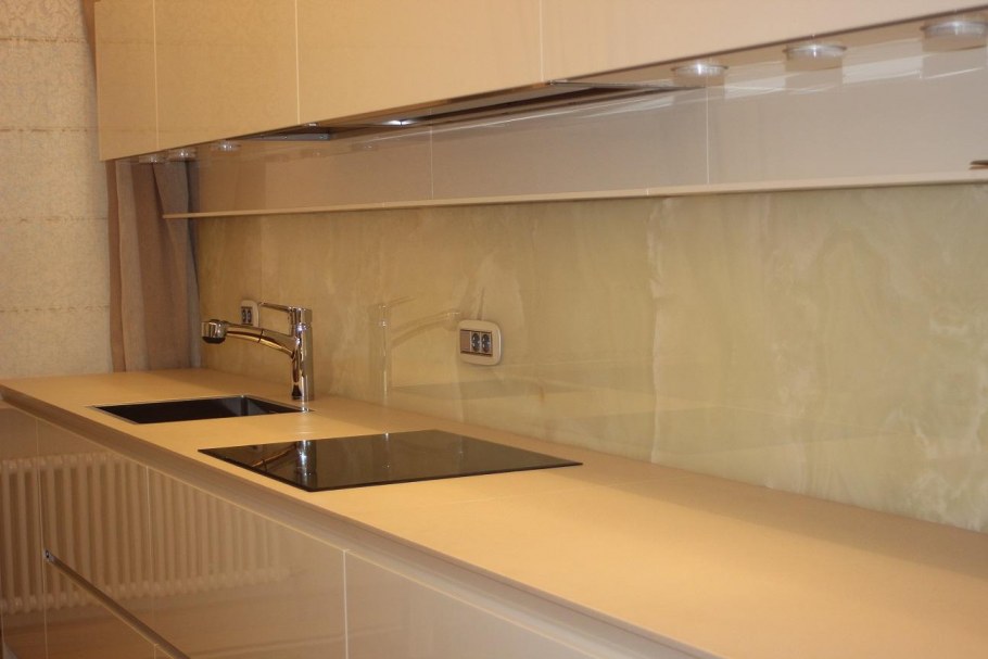 Мраморная кухня в интерьере