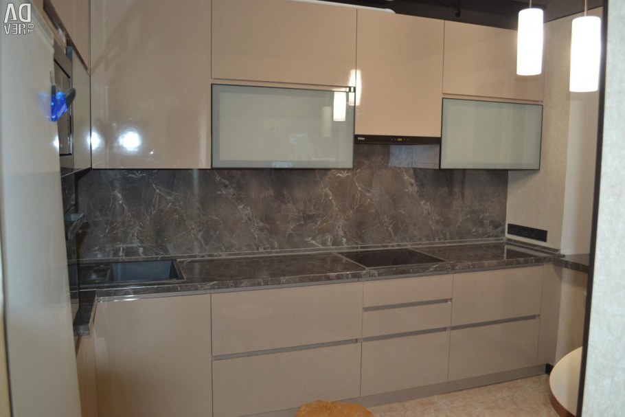 Кухня капучино с мраморной столешницей