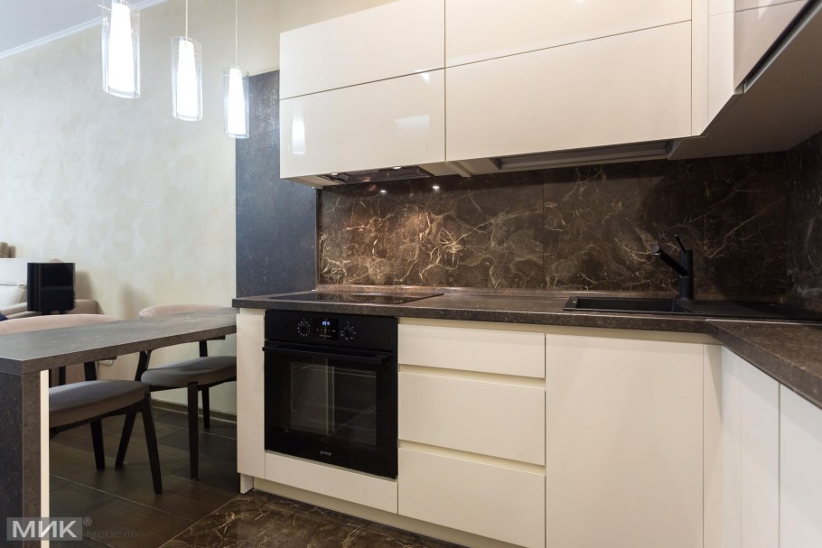 Кухня бежевый мрамор глянец