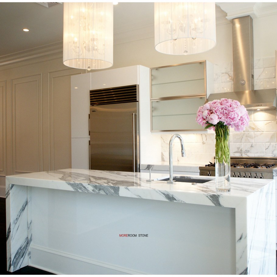 Белая кухня с мраморной столешницей
