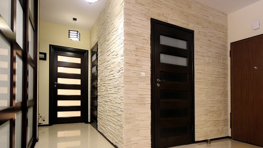 Интерьер прихожей с темными дверями