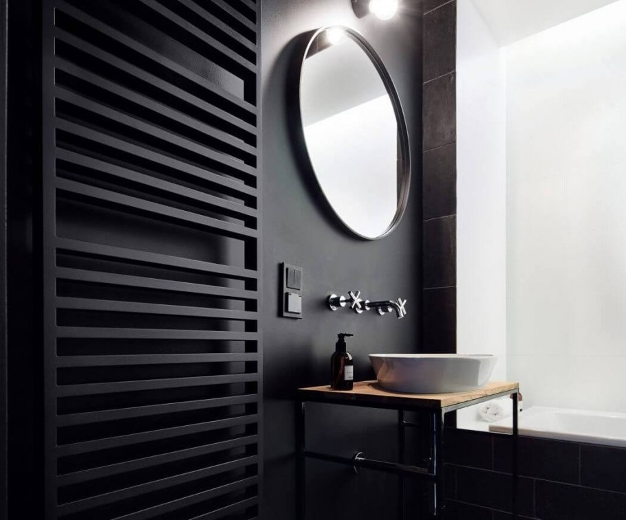 Черный полотенцесушитель в ванной