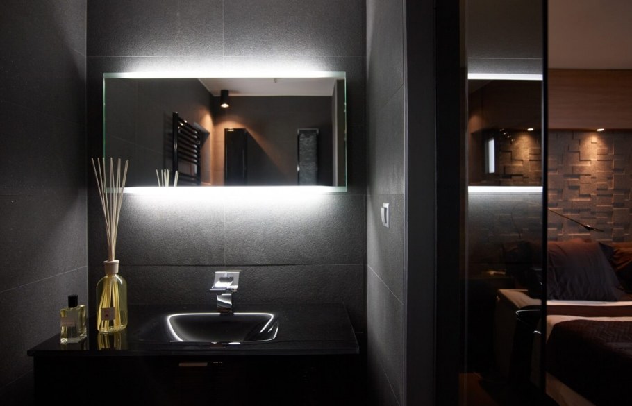 Черная ванная комната с подсветкой