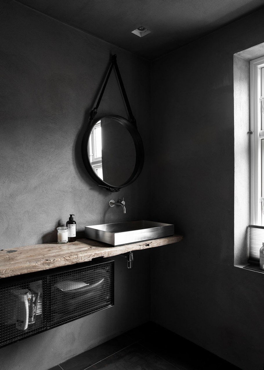 Мрачная ванная комната