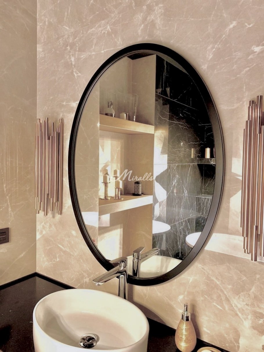 Бронзированное зеркало в интерьере санузла