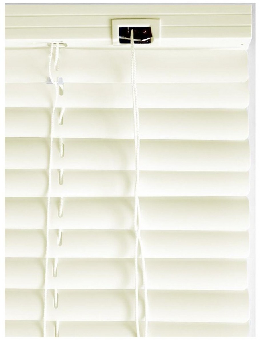 Бежевые горизонтальные жалюзи в комнате