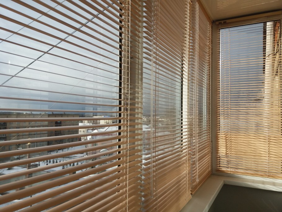 Жалюзи черные с золотом