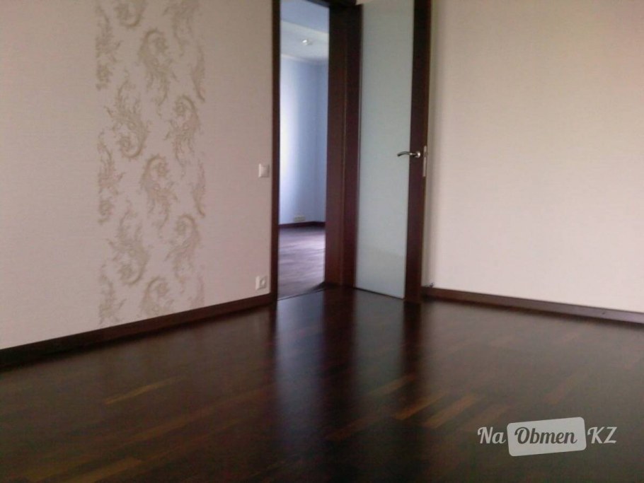 Серый ламинат темный плинтус