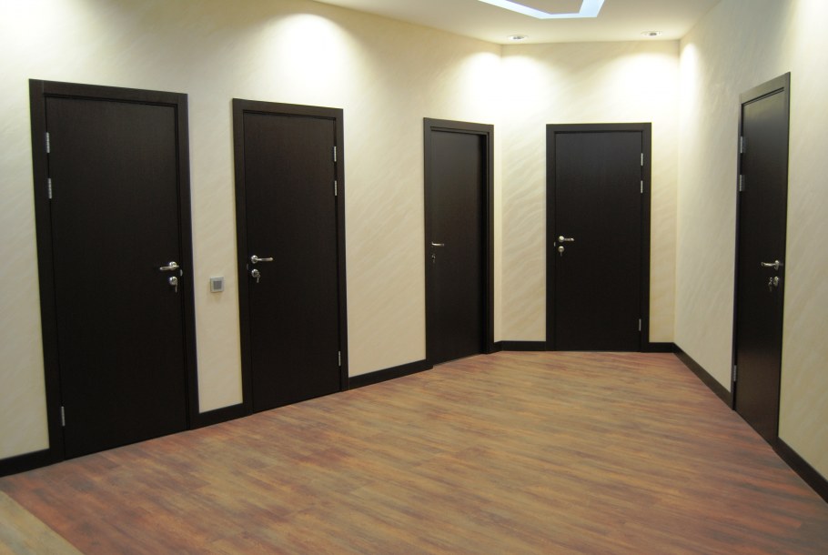 Плинтус венге в интерьере