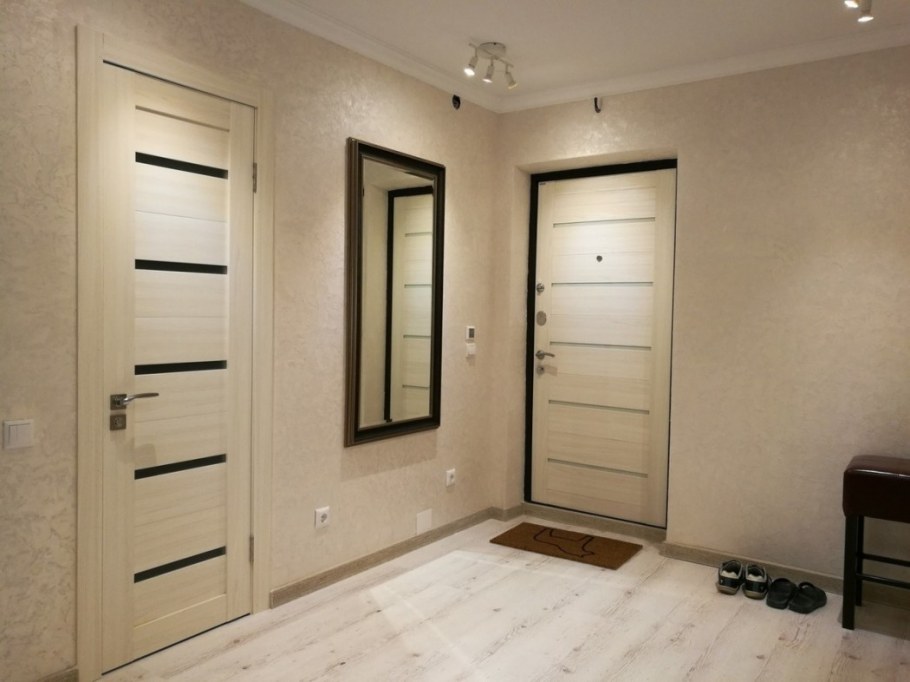 Сочетание пола и дверей в интерьере